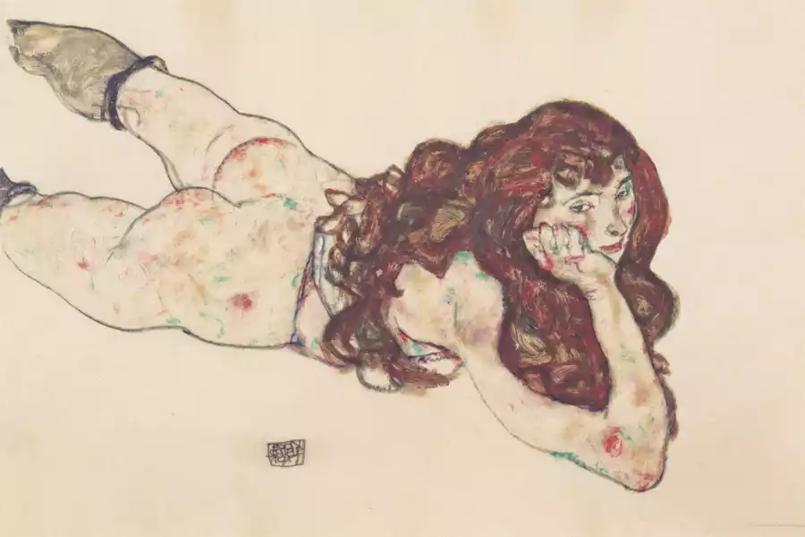 Weiblicher Akt von Egon Schiele, der auf dem Bauch liegt