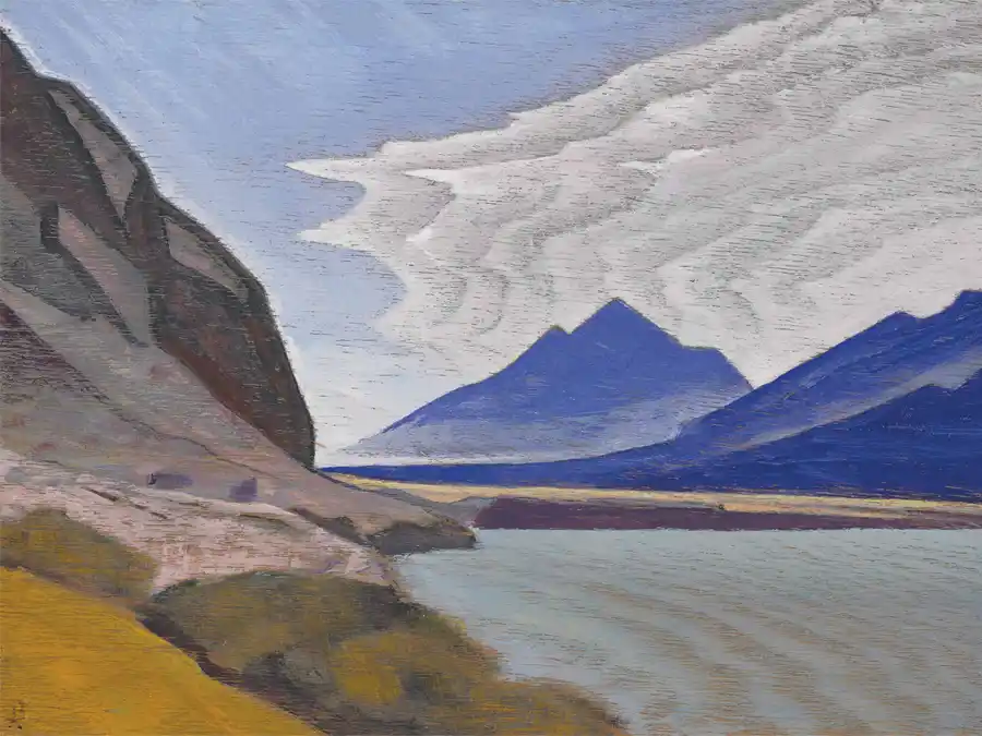 Pittura della Valle Nubra con montagne innevate e cielo nuvoloso.