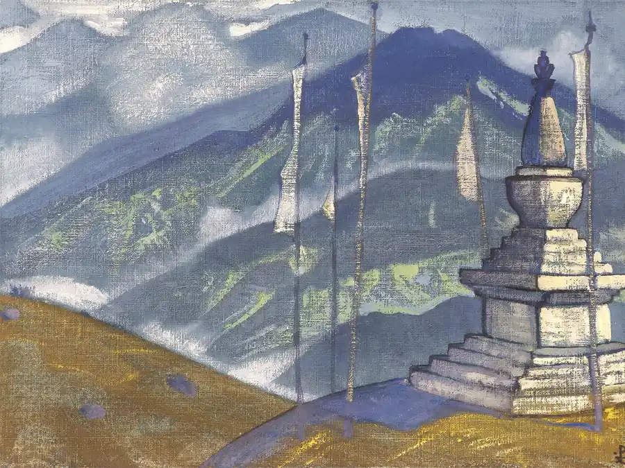 Paesaggio montano con pagoda avvolta nella nebbia.