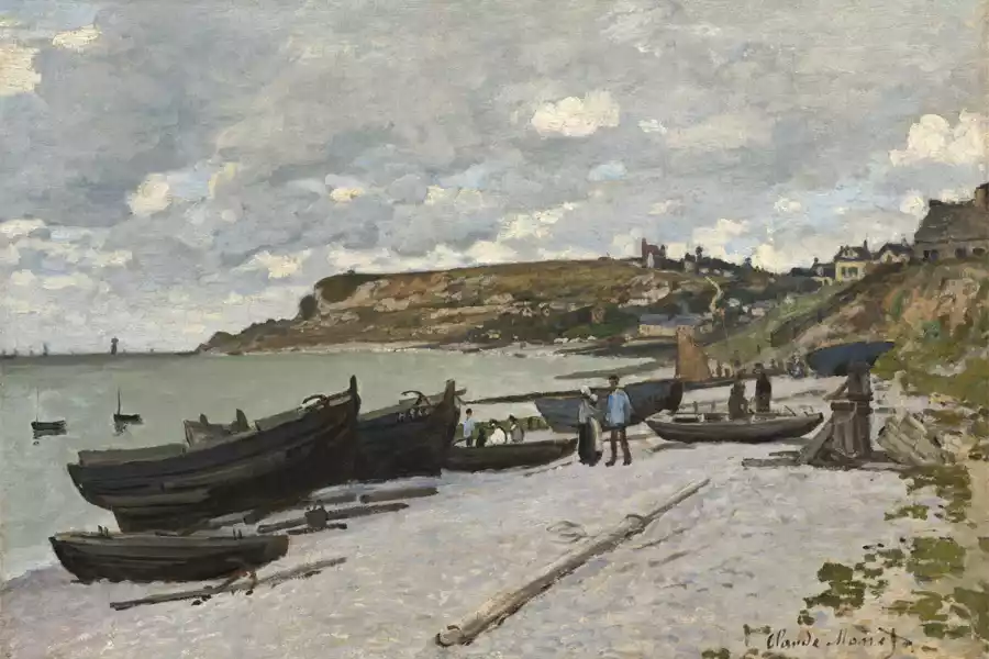 Vissersboten rustend op het zandstrand onder een bewolkte lucht.