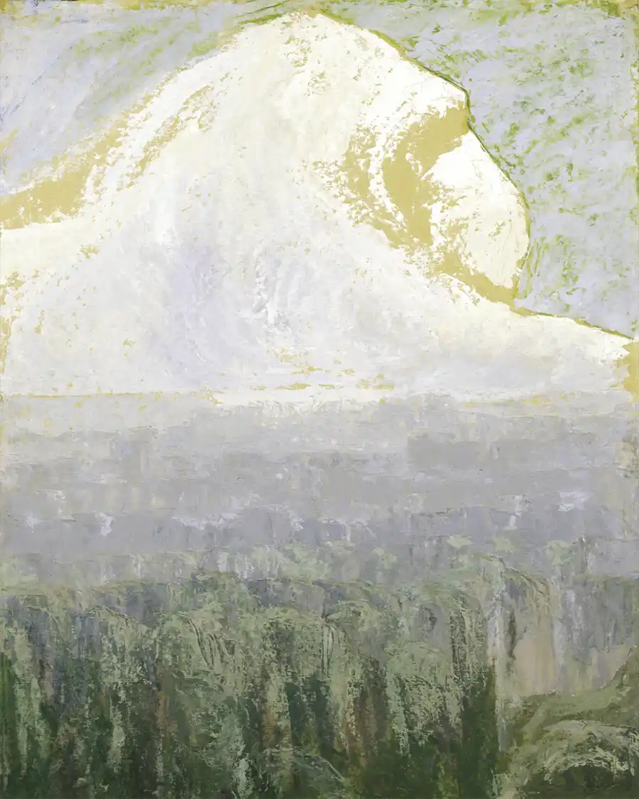 Berglandschap met sneeuwbedekte piek en ruige kliffen.